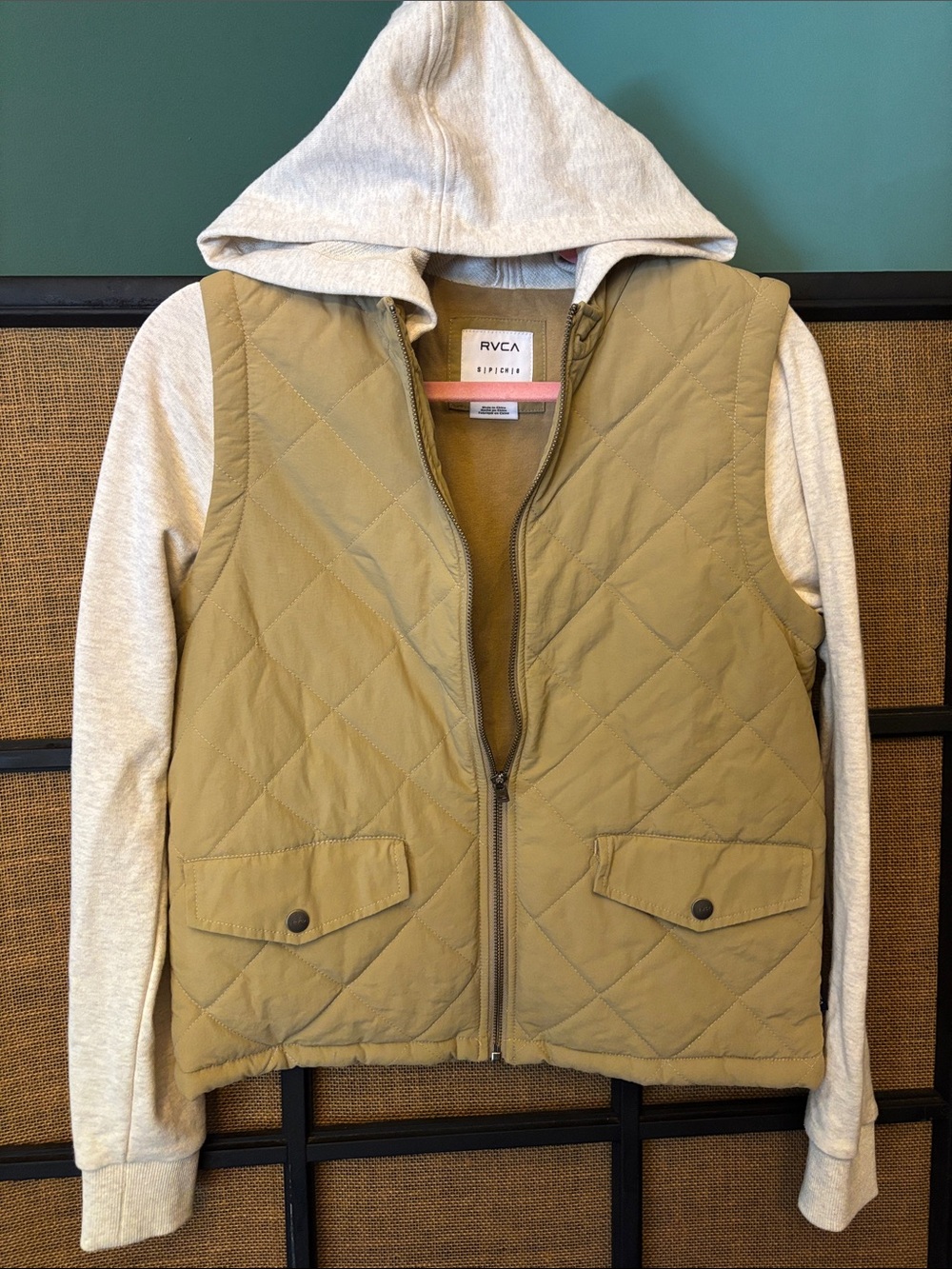 RVCA SIZE S/P/CH/8 LARGE PUFFER JACKET
TAN & KHAKI HOOD PICTURE 4 is true COLOR